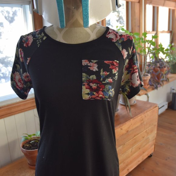 Super cute flowered T-shirt dress - Picture 3 of 7